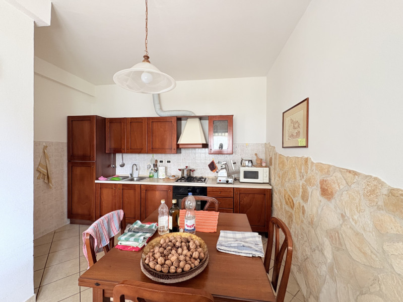 Scopri questa affascinante casa singola situata nel comune di Due Carrare, in una posizione strat...