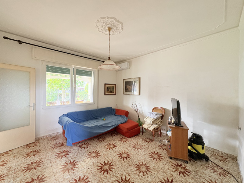 Scopri questa affascinante casa singola situata nel comune di Due Carrare, in una posizione strat...