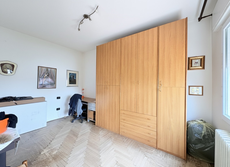 Scopri questa affascinante casa singola situata nel comune di Due Carrare, in una posizione strat...