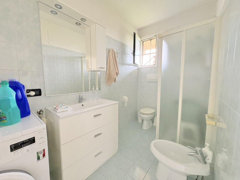 Scopri questa affascinante casa singola situata nel comune di Due Carrare, in una posizione strat...