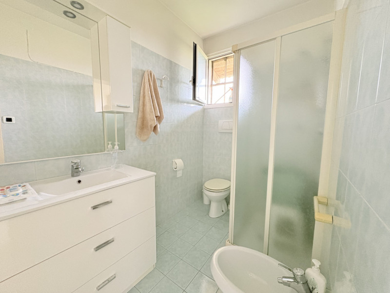 Scopri questa affascinante casa singola situata nel comune di Due Carrare, in una posizione strat...