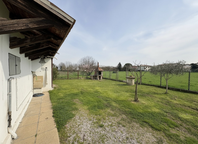Scopri questa affascinante casa singola situata nel comune di Due Carrare, in una posizione strat...