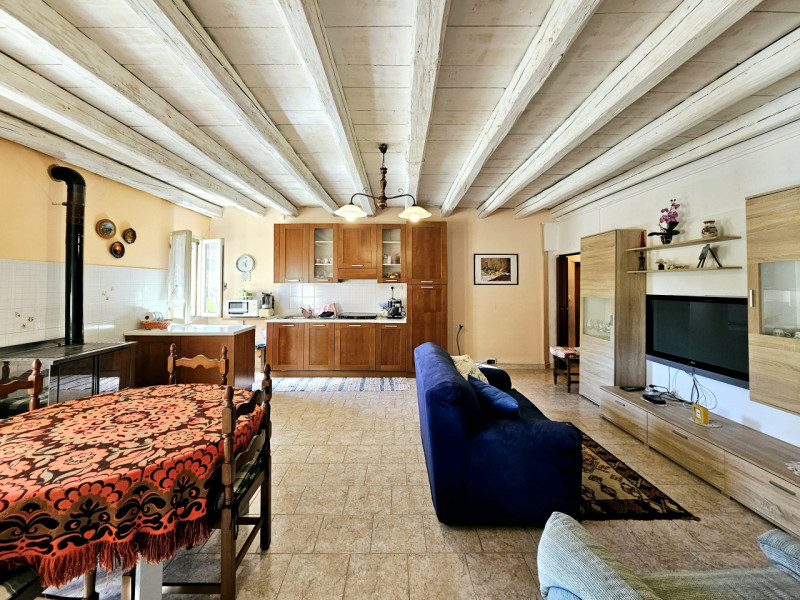 Proponiamo in vendita a Merlara, grande porzione di bifamiliare, con ampio cortile e giardino sia...