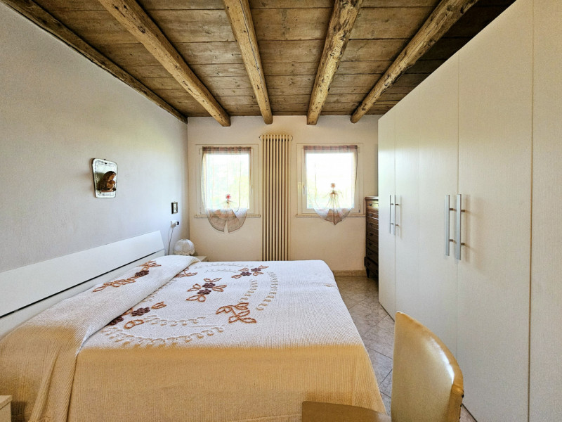 Proponiamo in vendita a Merlara, grande porzione di bifamiliare, con ampio cortile e giardino sia...