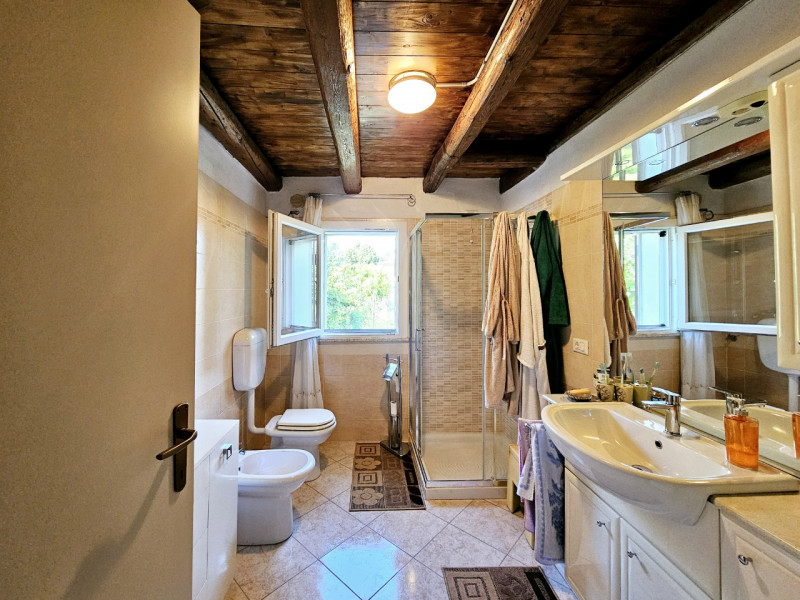 Proponiamo in vendita a Merlara, grande porzione di bifamiliare, con ampio cortile e giardino sia...