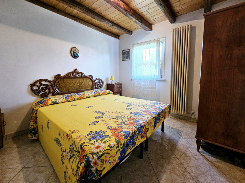 Proponiamo in vendita a Merlara, grande porzione di bifamiliare, con ampio cortile e giardino sia...