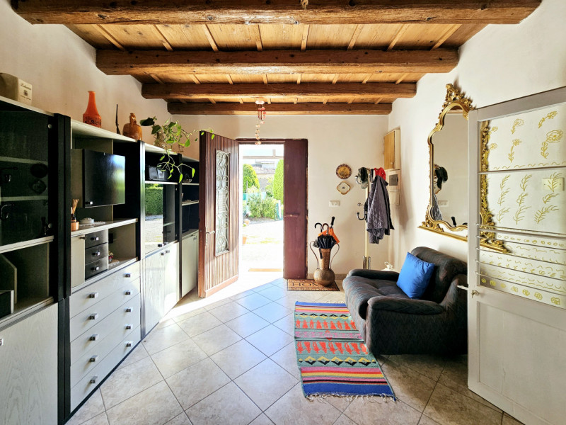 Proponiamo in vendita a Merlara, grande porzione di bifamiliare, con ampio cortile e giardino sia...