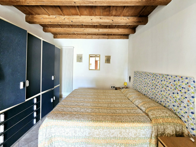 Proponiamo in vendita a Merlara, grande porzione di bifamiliare, con ampio cortile e giardino sia...