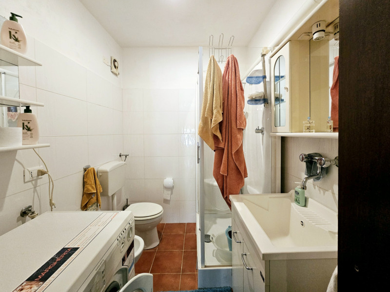 Proponiamo in vendita a Merlara, grande porzione di bifamiliare, con ampio cortile e giardino sia...