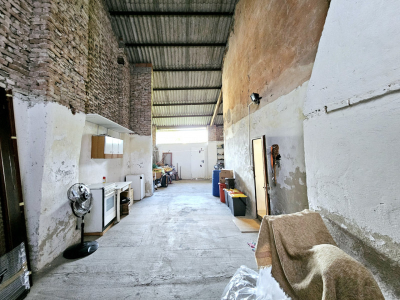 Proponiamo in vendita a Merlara, grande porzione di bifamiliare, con ampio cortile e giardino sia...