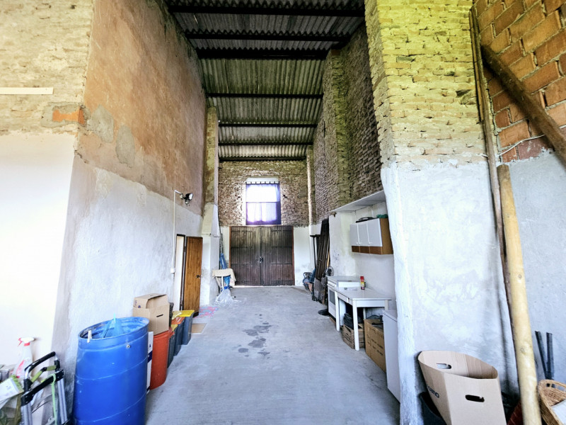 Proponiamo in vendita a Merlara, grande porzione di bifamiliare, con ampio cortile e giardino sia...