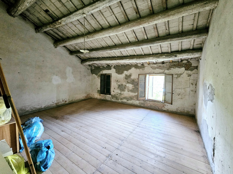 Proponiamo in vendita a Merlara, grande porzione di bifamiliare, con ampio cortile e giardino sia...