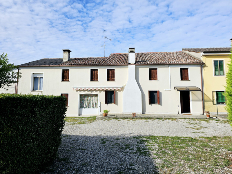 Proponiamo in vendita a Merlara, grande porzione di bifamiliare, con ampio cortile e giardino sia...