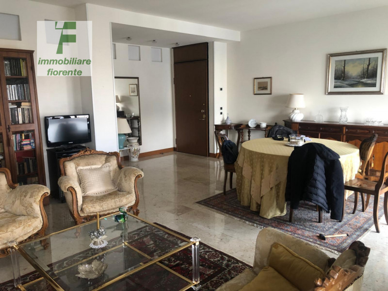 Scopri questo panoramico, luminoso appartamento quadrilocale in vendita al 7° piano, situato nel ...