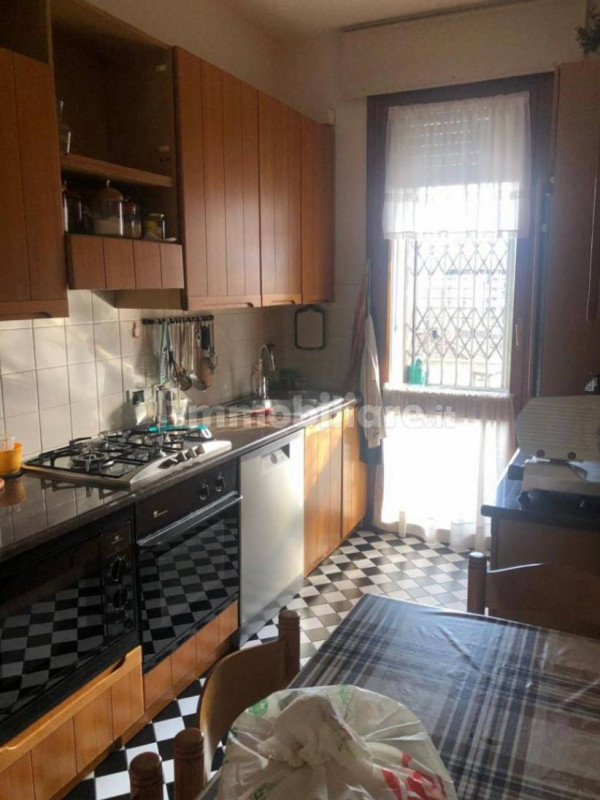 Scopri questo panoramico, signorile, luminoso appartamento quadrilocale in vendita al 7° piano, s...