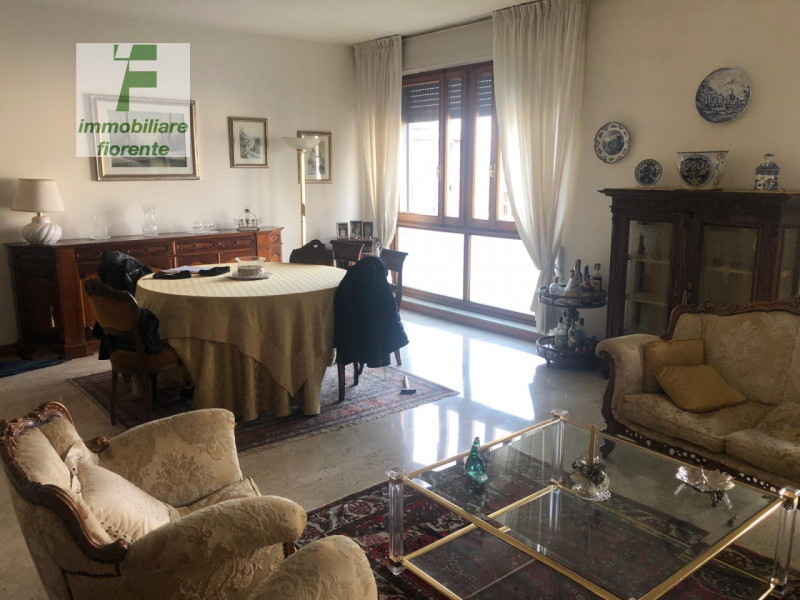 Scopri questo panoramico, luminoso appartamento quadrilocale in vendita al 7° piano, situato nel ...