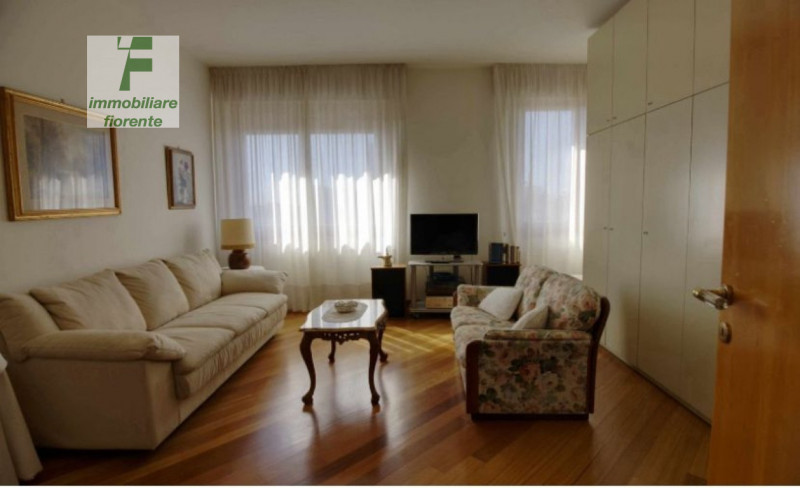 Scopri questo panoramico, signorile, luminoso appartamento quadrilocale in vendita al 7° piano, s...