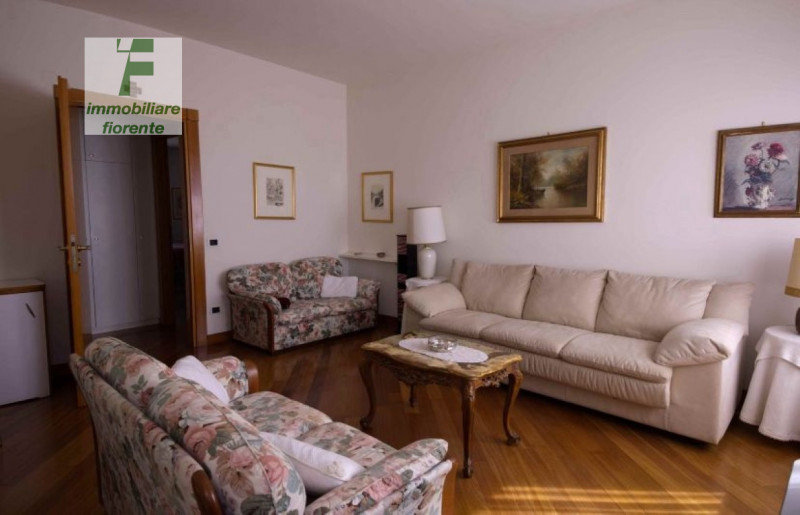 Scopri questo panoramico, signorile, luminoso appartamento quadrilocale in vendita al 7° piano, s...