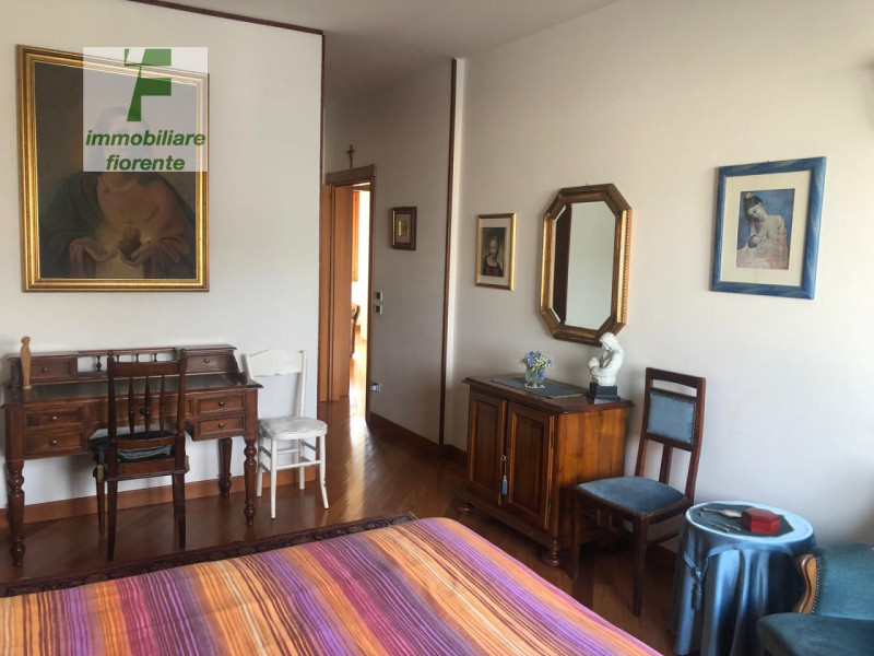 Scopri questo panoramico, luminoso appartamento quadrilocale in vendita al 7° piano, situato nel ...