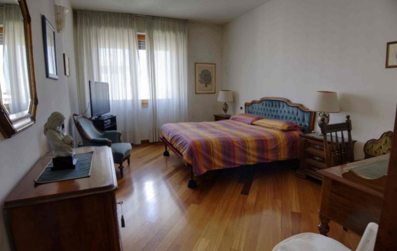 Scopri questo panoramico, signorile, luminoso appartamento quadrilocale in vendita al 7° piano, s...