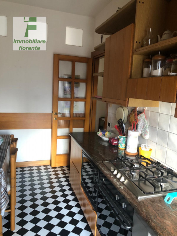 Scopri questo panoramico, luminoso appartamento quadrilocale in vendita al 7° piano, situato nel ...