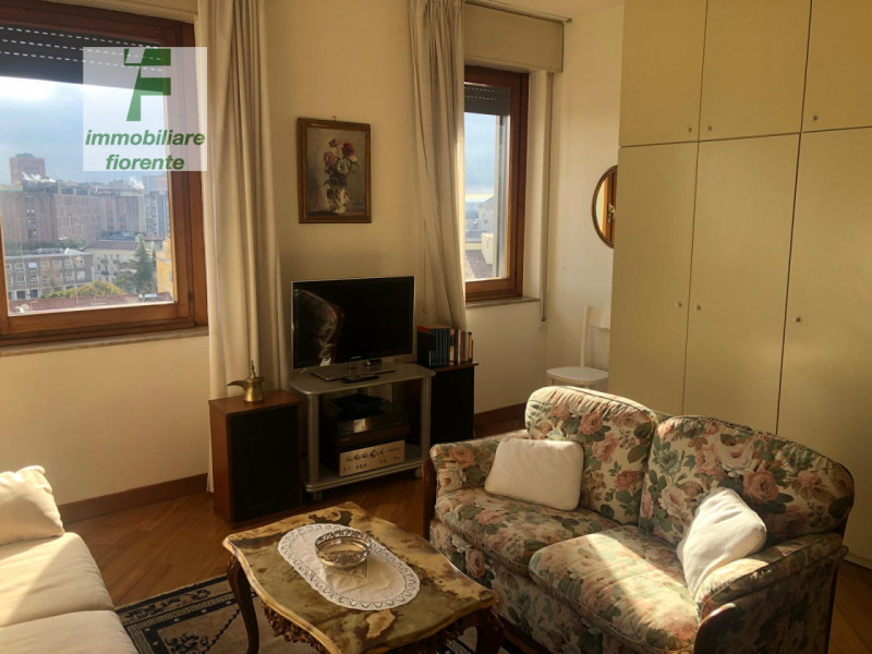 Scopri questo panoramico, luminoso appartamento quadrilocale in vendita al 7° piano, situato nel ...