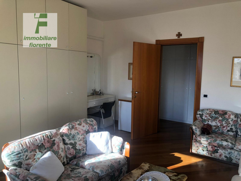 Scopri questo panoramico, luminoso appartamento quadrilocale in vendita al 7° piano, situato nel ...