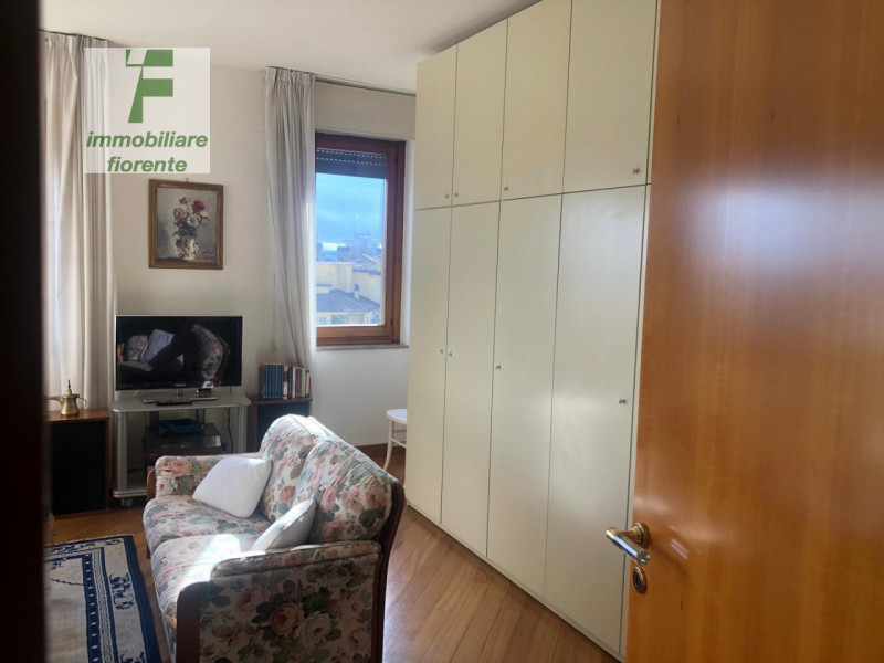 Scopri questo panoramico, luminoso appartamento quadrilocale in vendita al 7° piano, situato nel ...