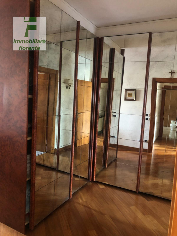 Scopri questo panoramico, luminoso appartamento quadrilocale in vendita al 7° piano, situato nel ...