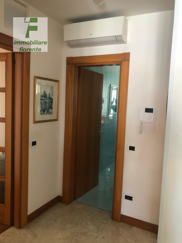 Scopri questo panoramico, luminoso appartamento quadrilocale in vendita al 7° piano, situato nel ...