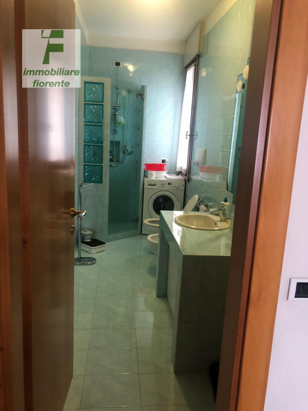 Scopri questo panoramico, luminoso appartamento quadrilocale in vendita al 7° piano, situato nel ...