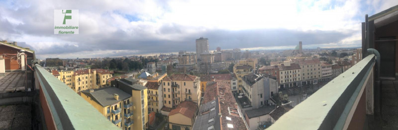 Scopri questo panoramico, luminoso appartamento quadrilocale in vendita al 7° piano, situato nel ...