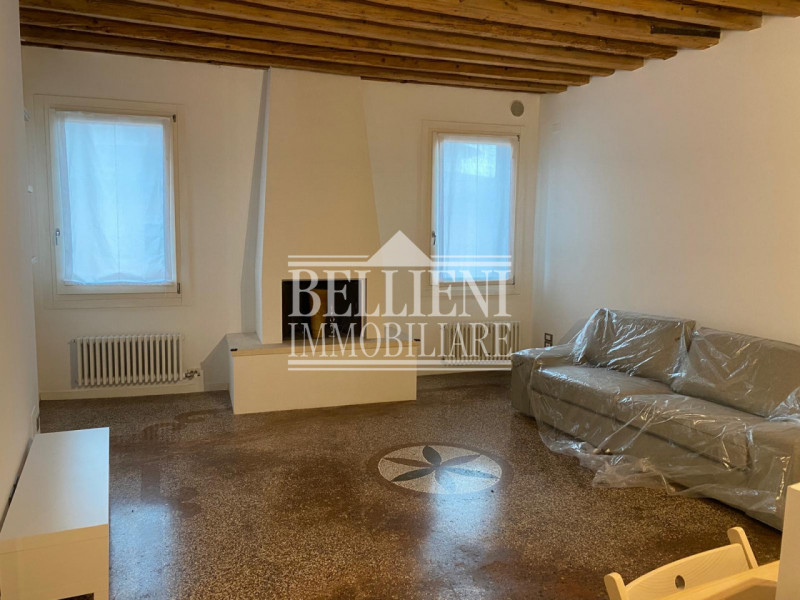 BORGO SANTA LUCIA: In contesto ristrutturato proponiamo bicamere arredato sito al secondo piano s...