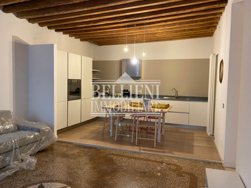 BORGO SANTA LUCIA: In contesto ristrutturato proponiamo bicamere arredato sito al secondo piano s...