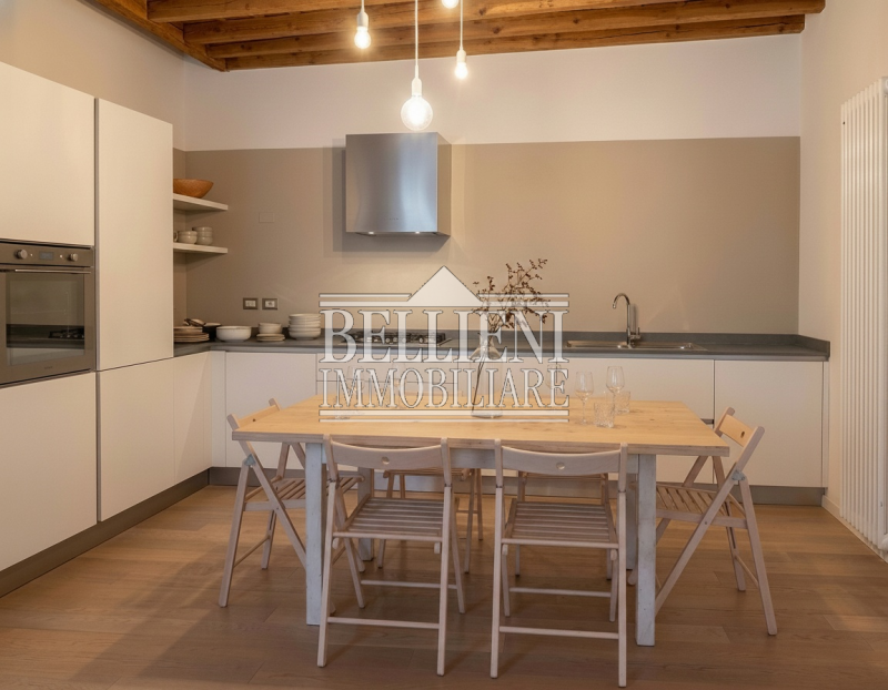 BORGO SANTA LUCIA: In contesto ristrutturato proponiamo bicamere arredato sito al secondo piano s...
