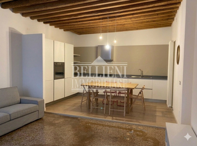 BORGO SANTA LUCIA: In contesto ristrutturato proponiamo bicamere arredato sito al secondo piano s...