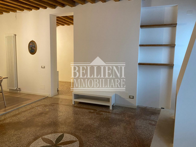 BORGO SANTA LUCIA: In contesto ristrutturato proponiamo bicamere arredato sito al secondo piano s...