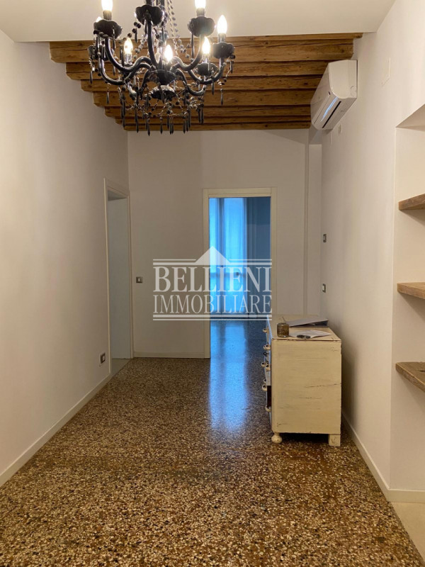 BORGO SANTA LUCIA: In contesto ristrutturato proponiamo bicamere arredato sito al secondo piano s...