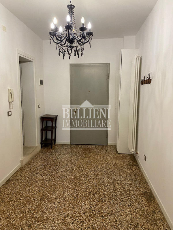 BORGO SANTA LUCIA: In contesto ristrutturato proponiamo bicamere arredato sito al secondo piano s...