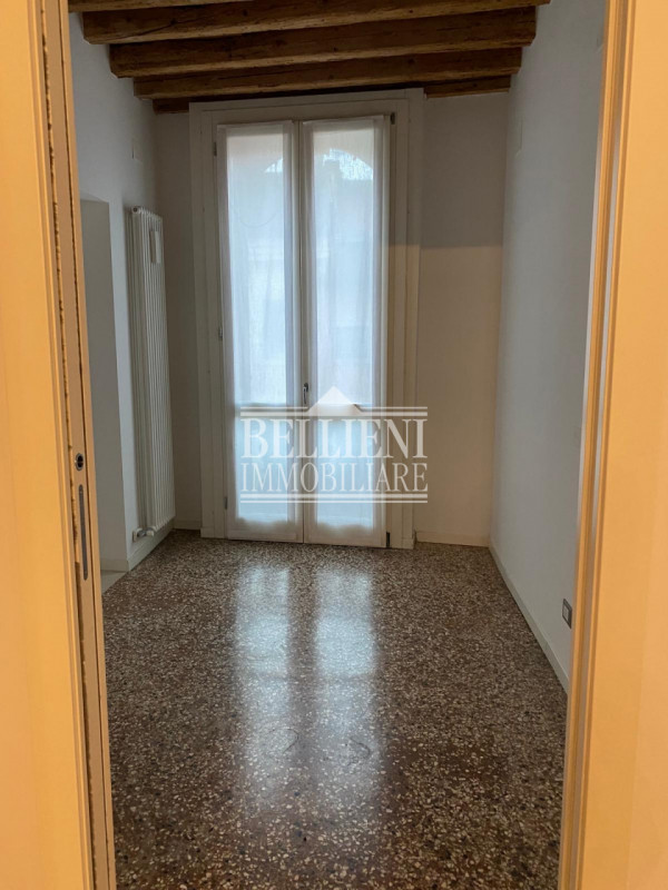 BORGO SANTA LUCIA: In contesto ristrutturato proponiamo bicamere arredato sito al secondo piano s...