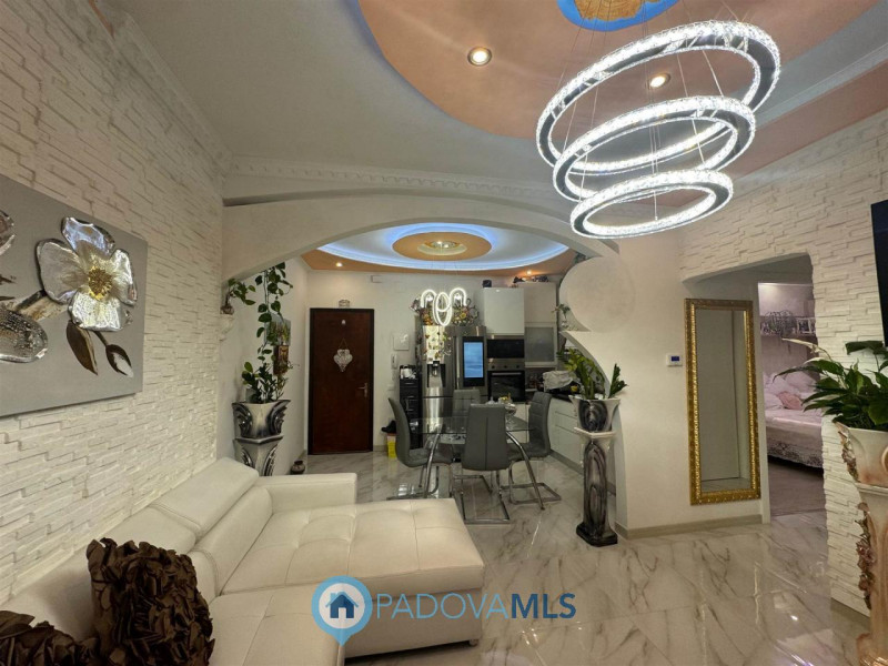 Immobile in esclusiva al Gruppo Padova MLS
In zona Arcella – San Carlo, a Padova, proponiamo in v...