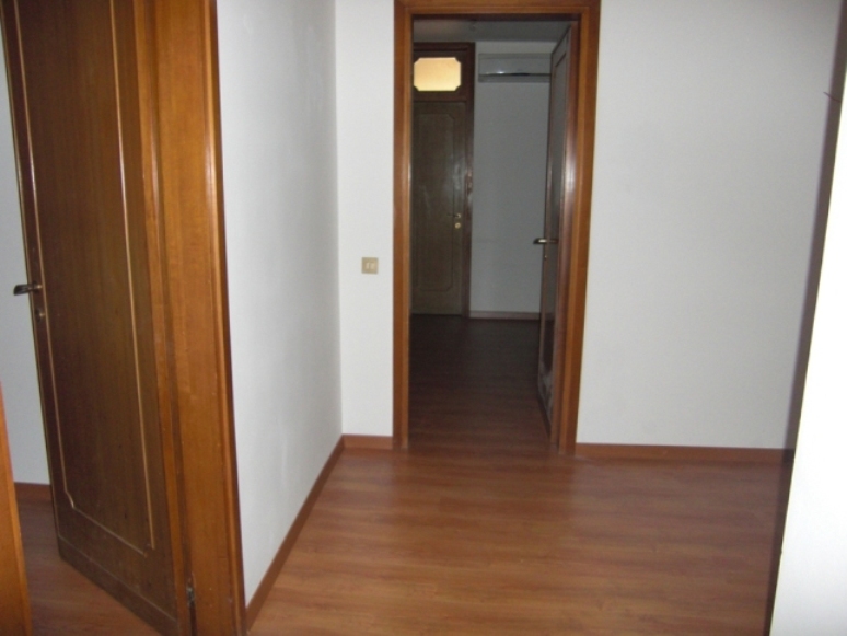 Scopri questo meraviglioso appartamento situato nel cuore del quartiere Sacra Famiglia a Padova, ...