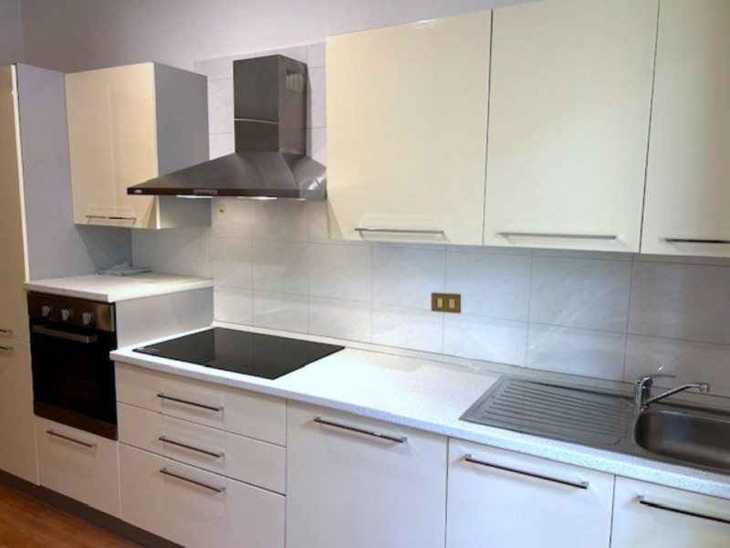 AFFITTO 3 CAMERE parzialmente arredato in ZONA SACRA FAMIGLIA - 3° PIANO (NO ASCENSORE).
Composto...