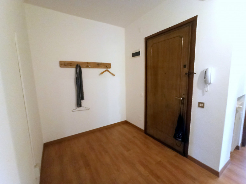 AFFITTO 3 CAMERE parzialmente arredato in ZONA SACRA FAMIGLIA - 3° PIANO (NO ASCENSORE).
Composto...