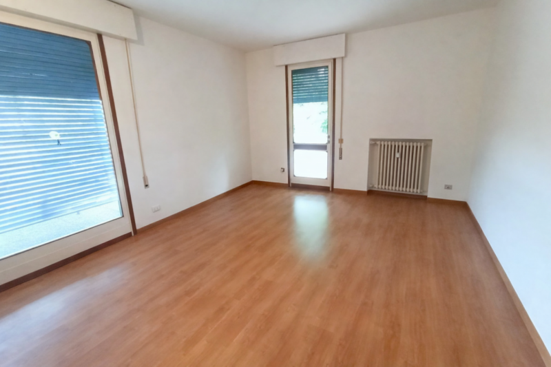 AFFITTO 3 CAMERE parzialmente arredato in ZONA SACRA FAMIGLIA - 3° PIANO (NO ASCENSORE).
Composto...