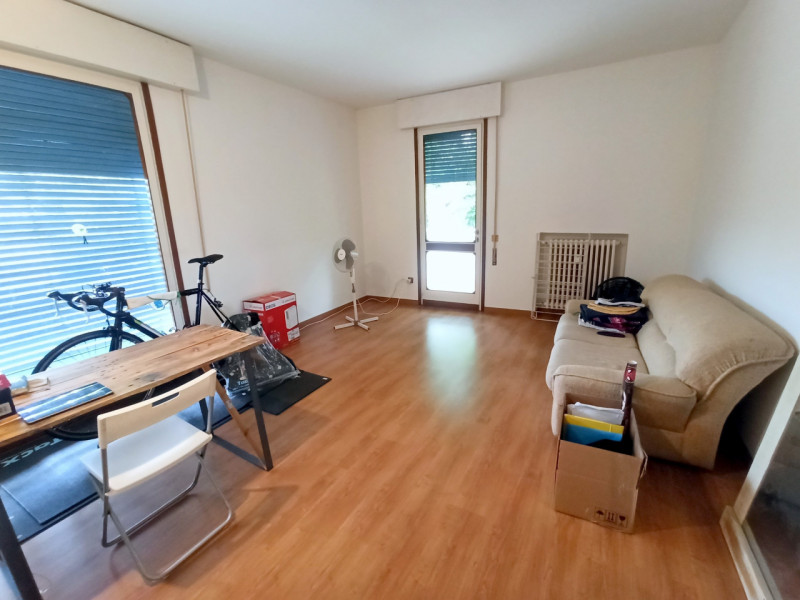 AFFITTO 3 CAMERE parzialmente arredato in ZONA SACRA FAMIGLIA - 3° PIANO (NO ASCENSORE).
Composto...