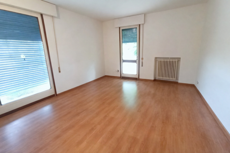 AFFITTO 3 CAMERE parzialmente arredato in ZONA SACRA FAMIGLIA - 3° PIANO (NO ASCENSORE).
Composto...