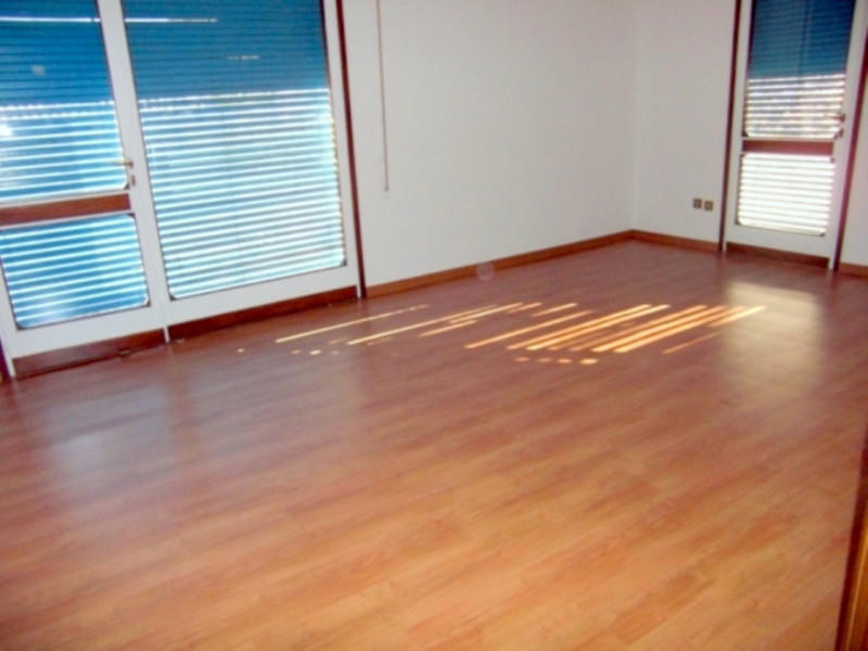 AFFITTO 3 CAMERE parzialmente arredato in ZONA SACRA FAMIGLIA - 3° PIANO (NO ASCENSORE).
Composto...