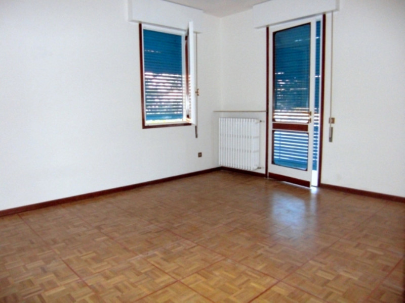 AFFITTO 3 CAMERE parzialmente arredato in ZONA SACRA FAMIGLIA - 3° PIANO (NO ASCENSORE).
Composto...