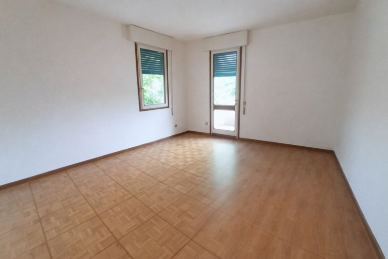 AFFITTO 3 CAMERE parzialmente arredato in ZONA SACRA FAMIGLIA - 3° PIANO (NO ASCENSORE).
Composto...